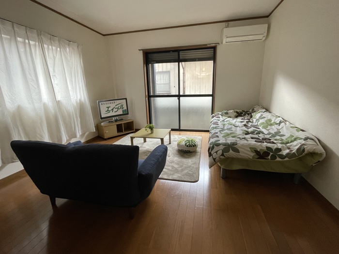 モデルルームとして、居室には家具や小物を設置
