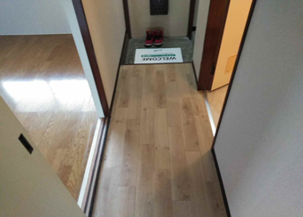 リビングと統一した床材に貼り替えた廊下