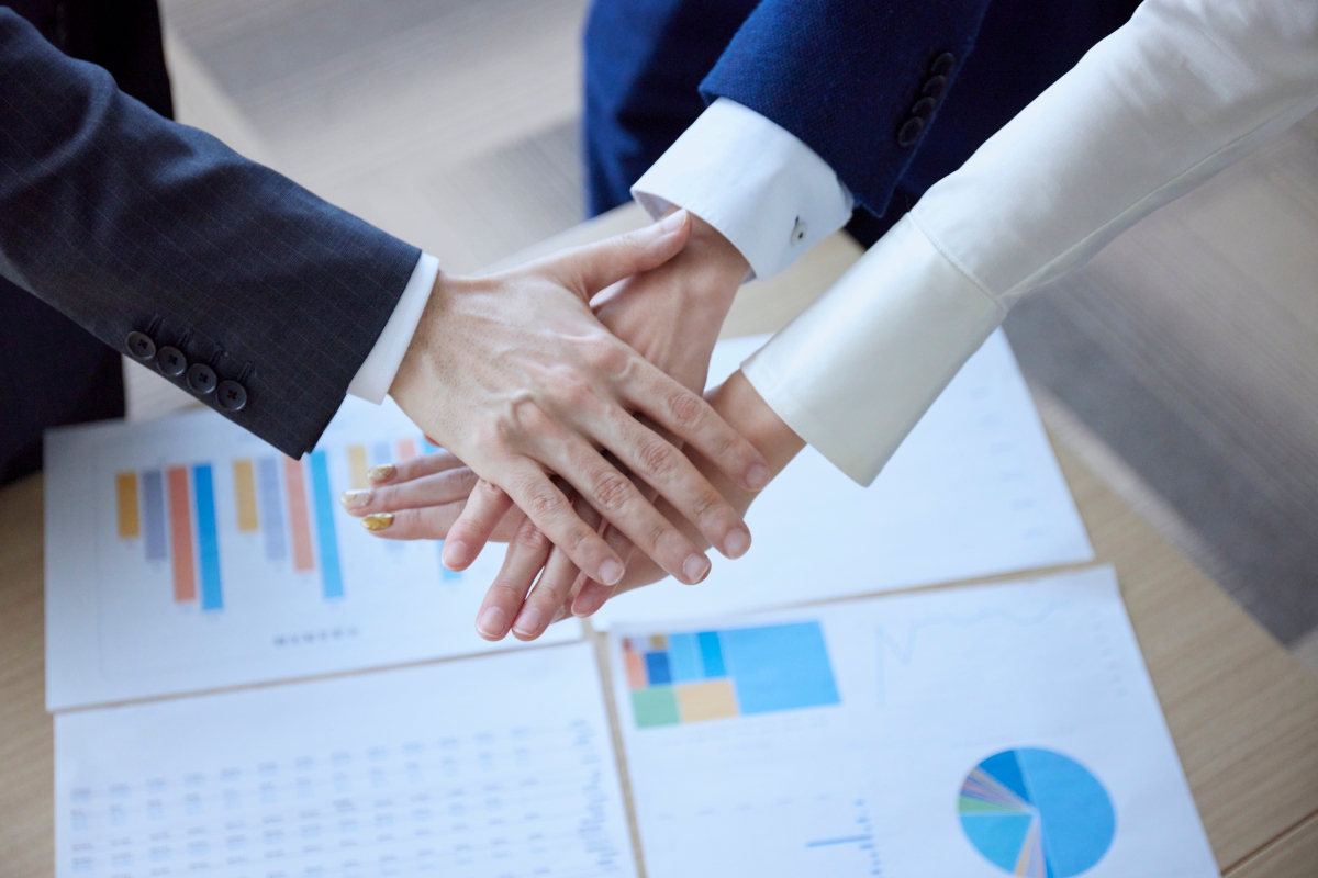 建築会社・設計士などが手を取り合ってプロパティマネジメントを検討する様子